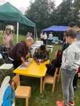Zaměstnankyně Komunitního centra Janov představují na Festivalu spolků v Litvínově činnost a služby Charity Most.