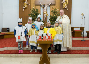 Tříkrálová sbírka 2024 v Mostě zahájila žehnáním koledníkům 