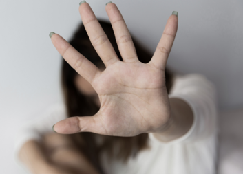 Pomáháme obětem domácího násilí: Příběh sedminásobné matky