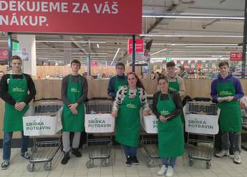 Sbírka potravin 2024: Dobrovolníci z Charity Most opět pomáhali potřebným