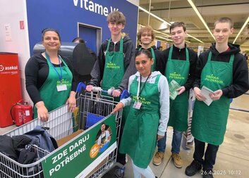 Dobrovolníci z Charity Most pomáhali při Sbírce potravin