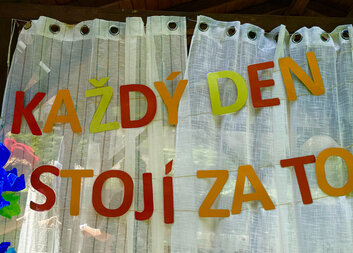 Den dětí v Komunitním centru Janov: Radost, smích a balónky!