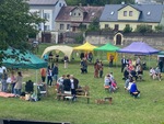 Setkání zaměstnankyň Komunitního centra Janov s návštěvníky Festivalu spolků ve Vojtových sadech v Litvínově.