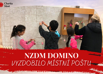 Děti z NZDM Domino zdobí poštu v Janově