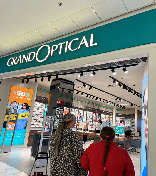 Pracovnice SAS doprovází maminku a její malou dceru Janu do prodejny Grand Optical v Mostě. Pracovnice SAS doprovází maminku a její malou dceru Janu do prodejny Grand Optical v Mostě.
